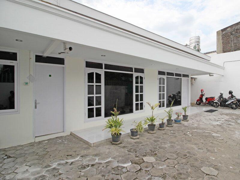 Готель Reddoorz Near Terminal Tirtonadi Surakarta  Екстер'єр фото