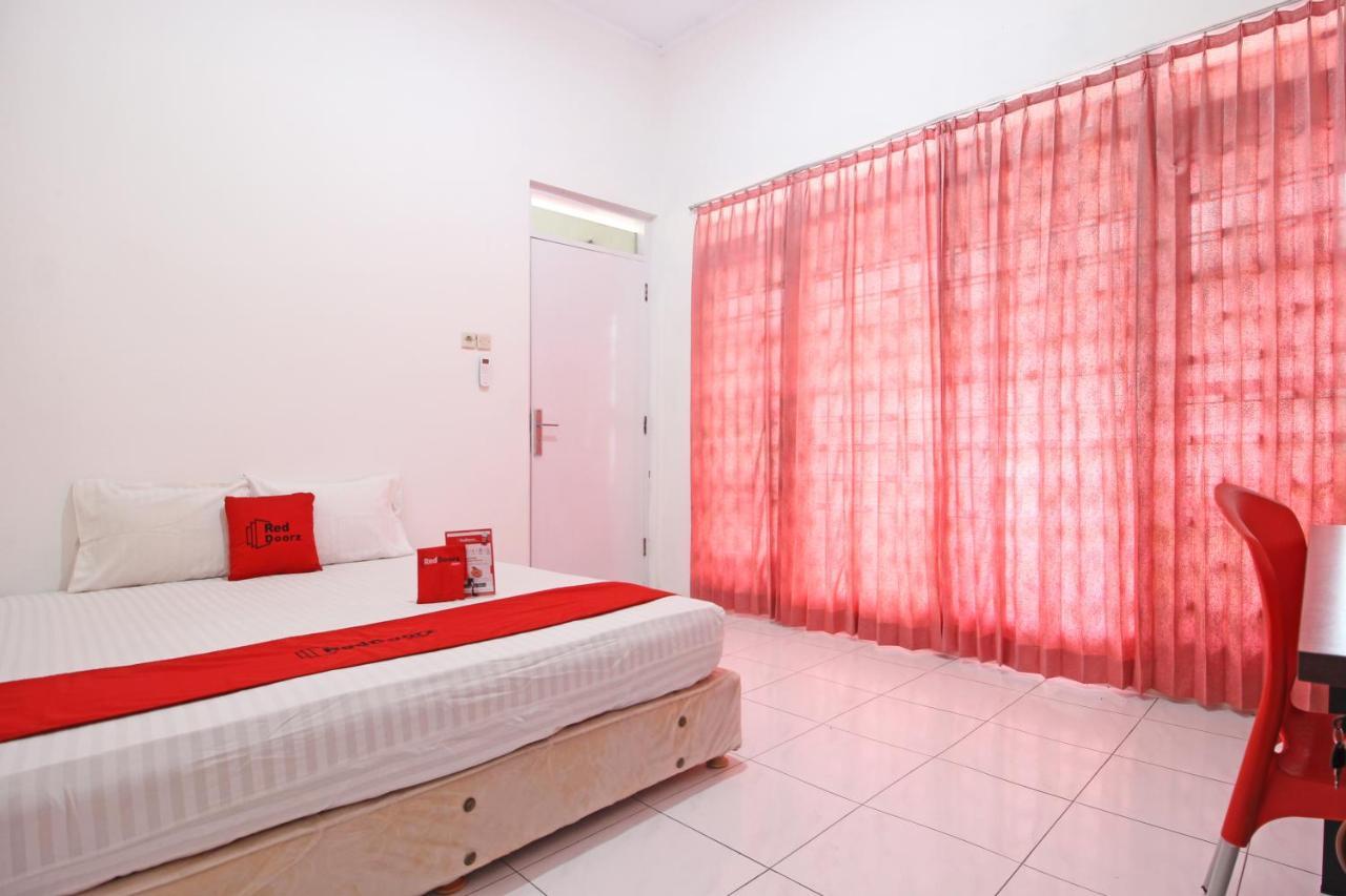 Готель Reddoorz Near Terminal Tirtonadi Surakarta  Екстер'єр фото