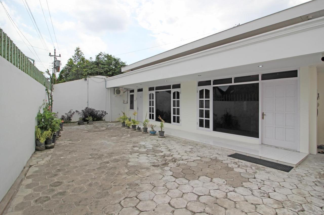 Готель Reddoorz Near Terminal Tirtonadi Surakarta  Екстер'єр фото