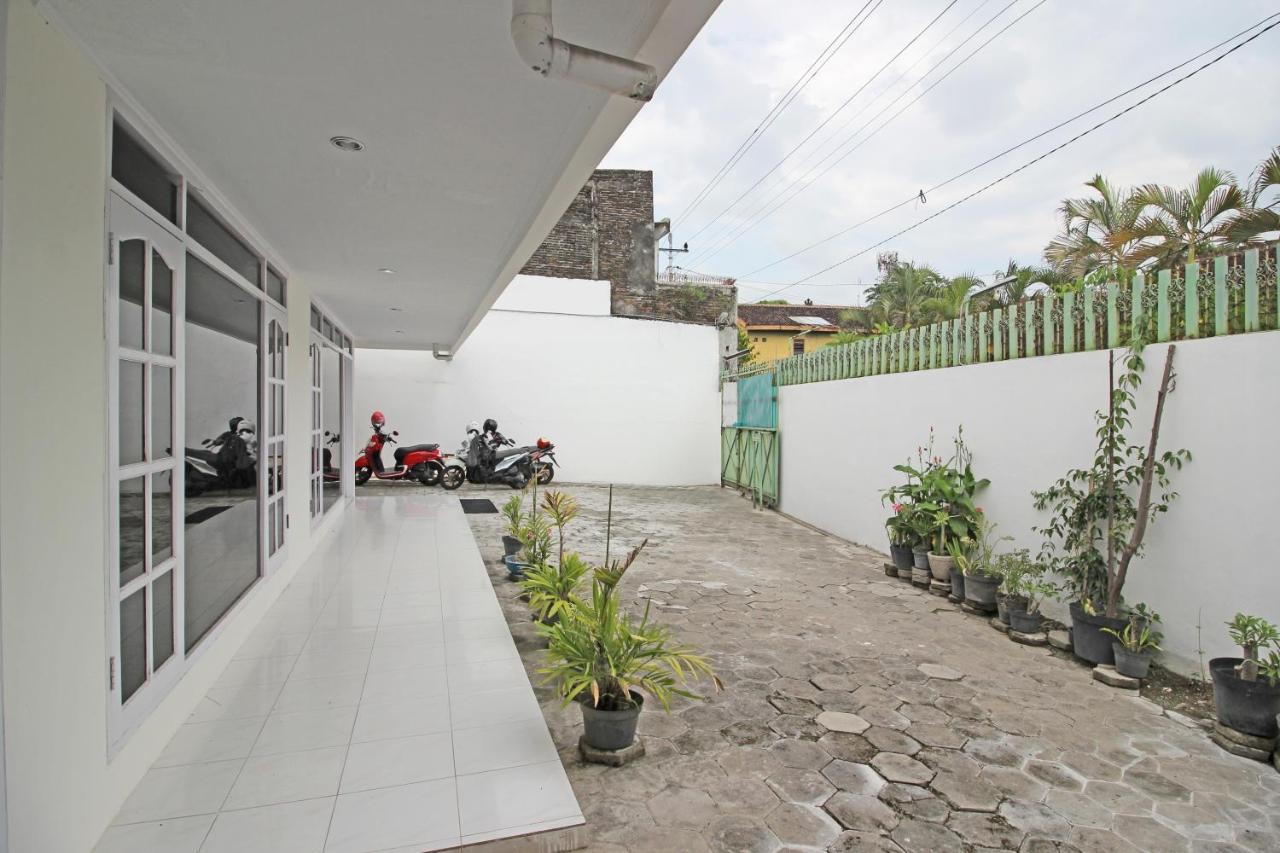 Готель Reddoorz Near Terminal Tirtonadi Surakarta  Екстер'єр фото